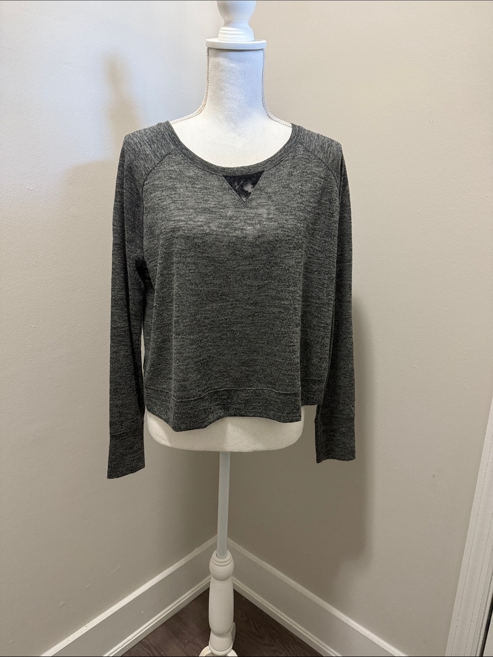 Women’s Gray Long-Sleeve Lightweight Pullover Top